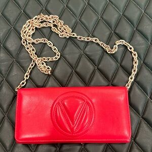 VALENTINO BY MARIO VALENTINO
Ajah Dollaro Leather Wallet On Chain 👜❤️